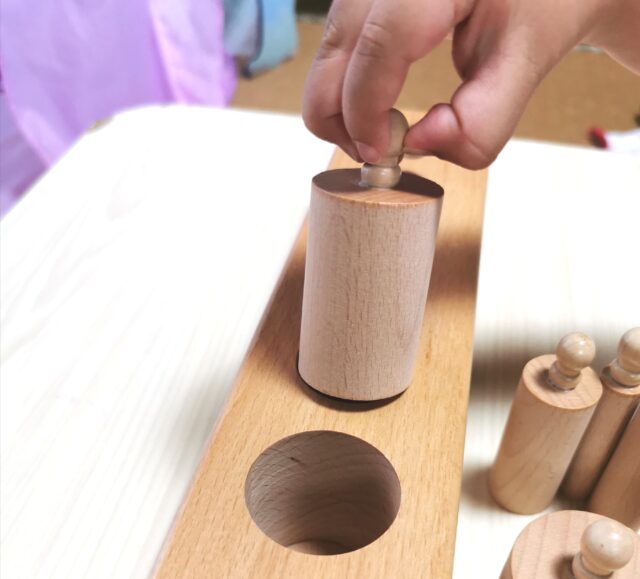 使い方がたくさん！円柱さしの魅力をご紹介！モンテッソーリの感覚教育