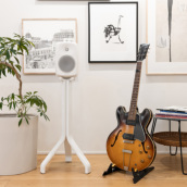 GENELEC 8000-450W ホワイト [TRIOL スタンド]｜ミュージックランドKEY