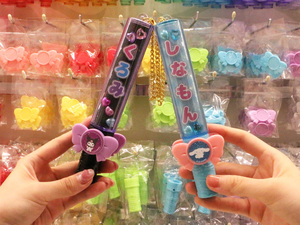 サンリオピューロランドで「推し活ペンライト」風のキーホルダーを作