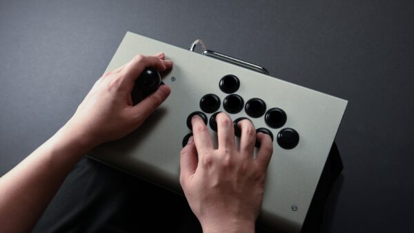 好きなパーツを選んでカスタマイズできる組み立て式アケコン「iO」が