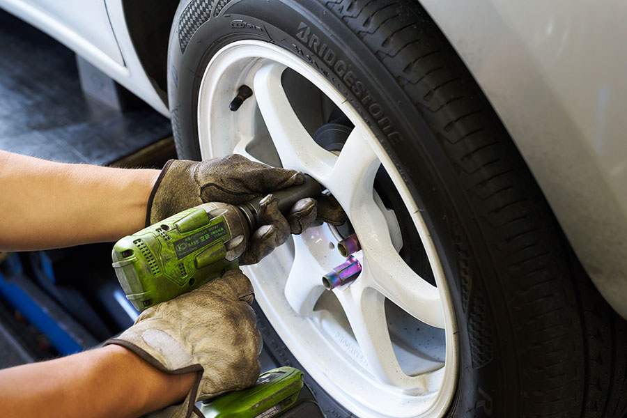 車のタイヤ購入・交換が「安心なのに早い」 ブリヂストンの新タイヤ