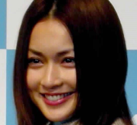 長谷川京子〝47歳の透けタイツ＆ミニ丈脚出し〟姿にファン歓喜
