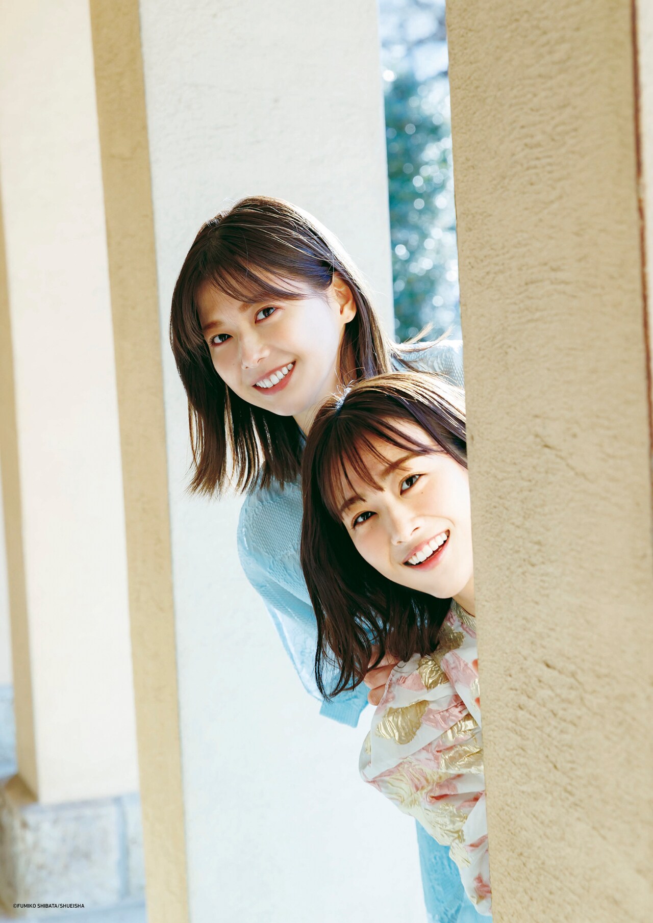 渡邉理佐「抱きしめたくなる瞬間」特典ポスターBパターン。奥から渡邉