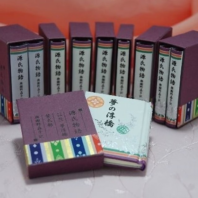 まるで小人の国…中のテキストまで徹底的に作り込んだ「豆本」の世界
