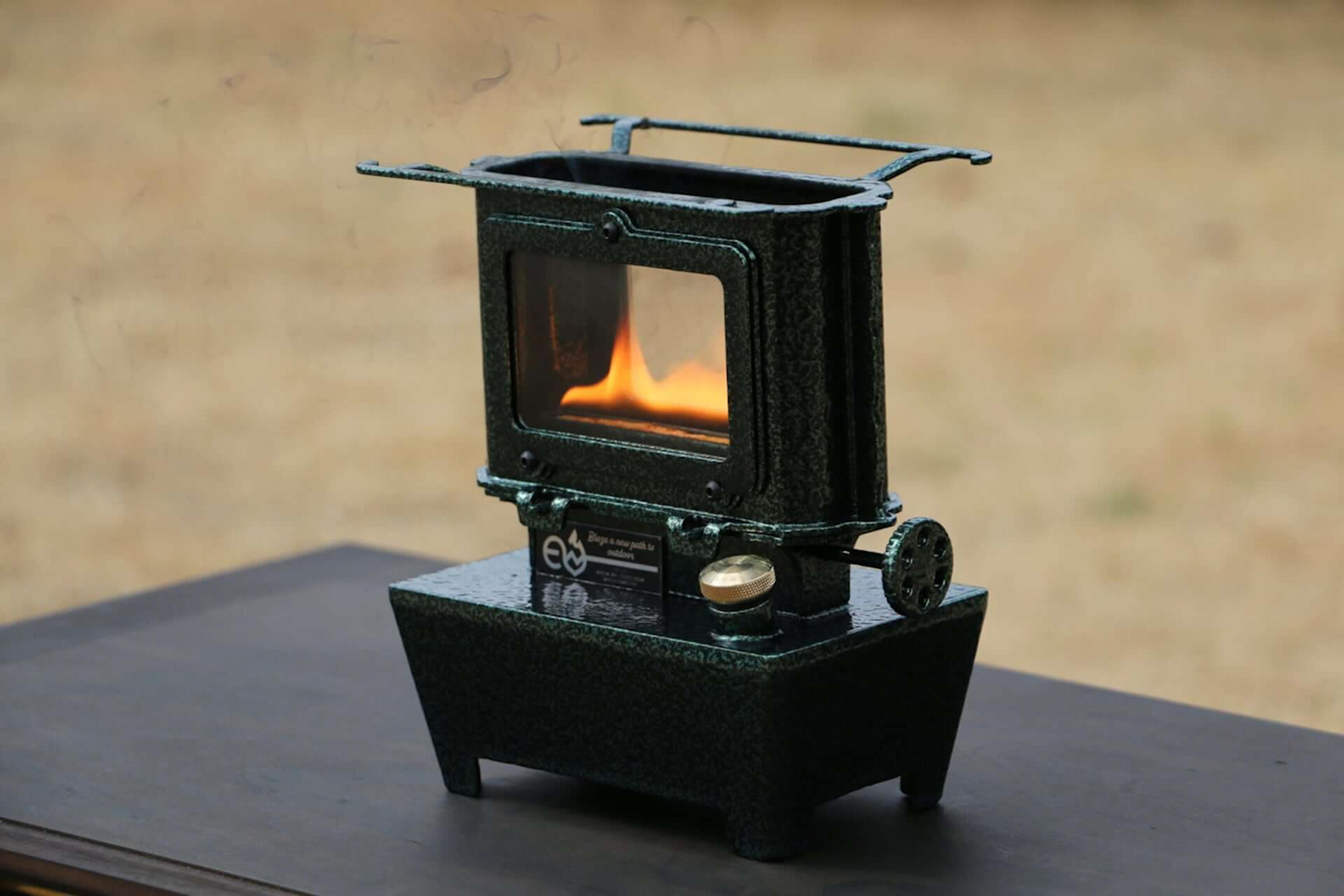 無骨なヴィンテージ感がたまらない！コンパクトアイロンストーブ