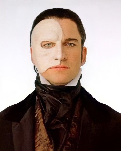 オペラ座の怪人』のファントム、初登場時から美と色気が留まることを