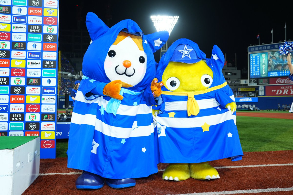 雨の日にマスコットが着用しているセーラーレインコートが販売開始