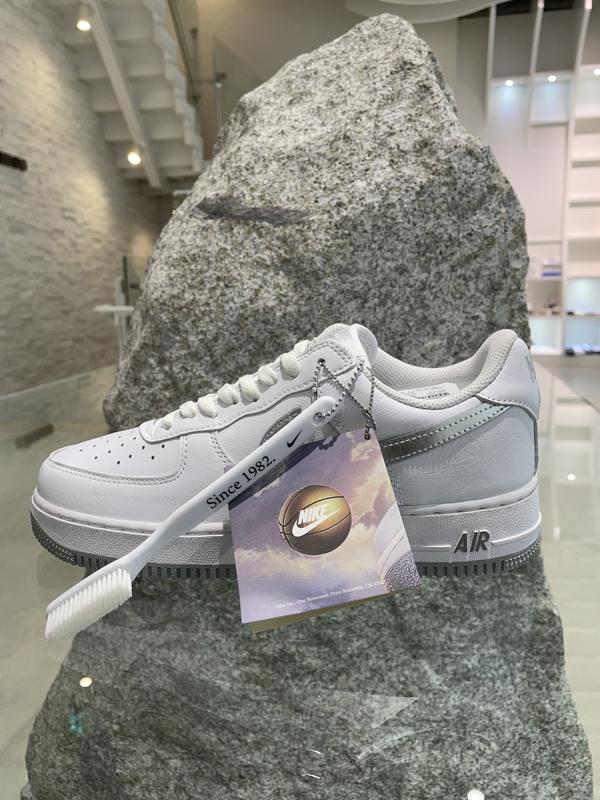 NIKE AIR FORCE 1 LOW RETRO WHITE/METALLIC SILVER-METALLIC GOLD