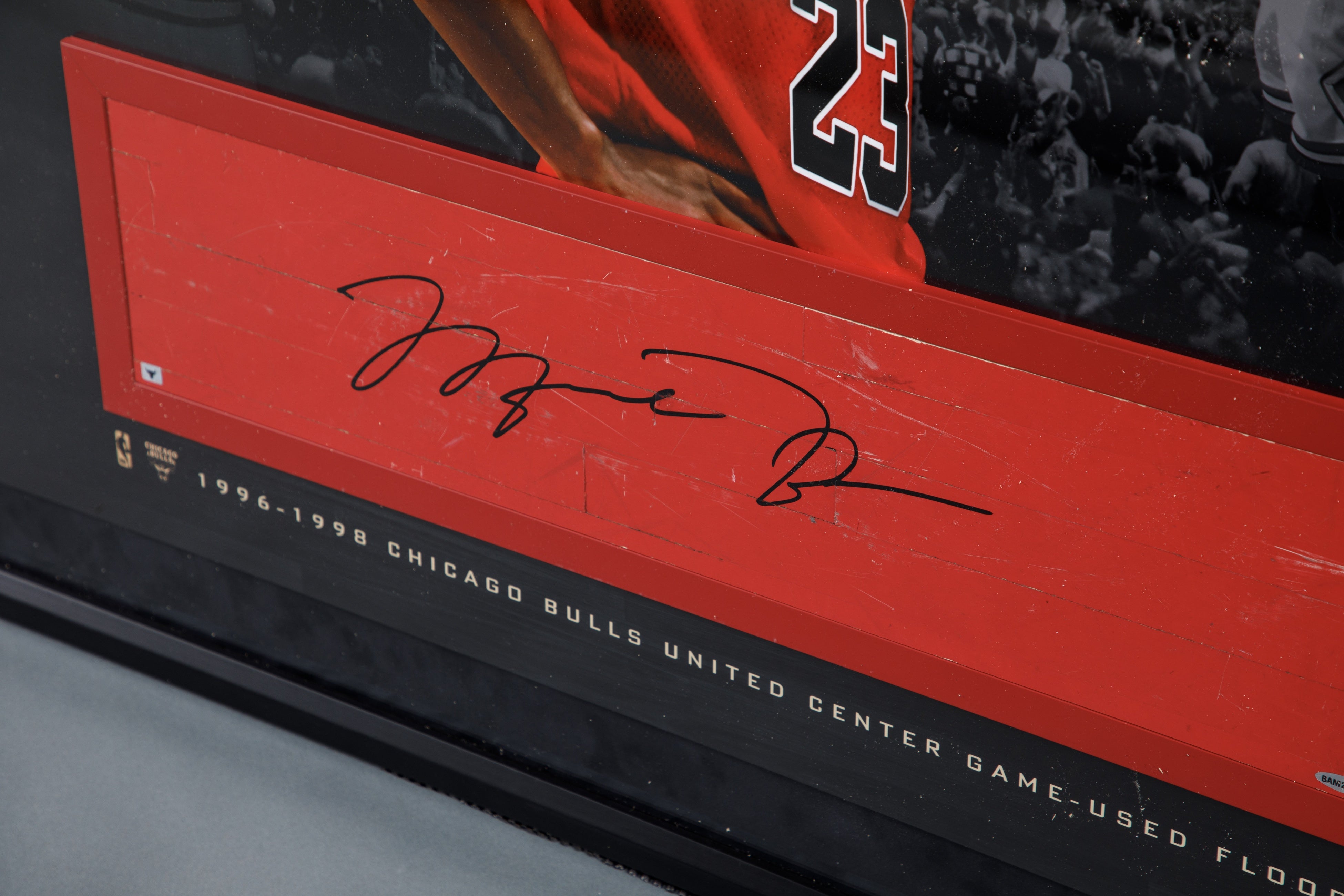 マイケル・ジョーダン直筆サイン入り実使用フロアピースメモラビリアが