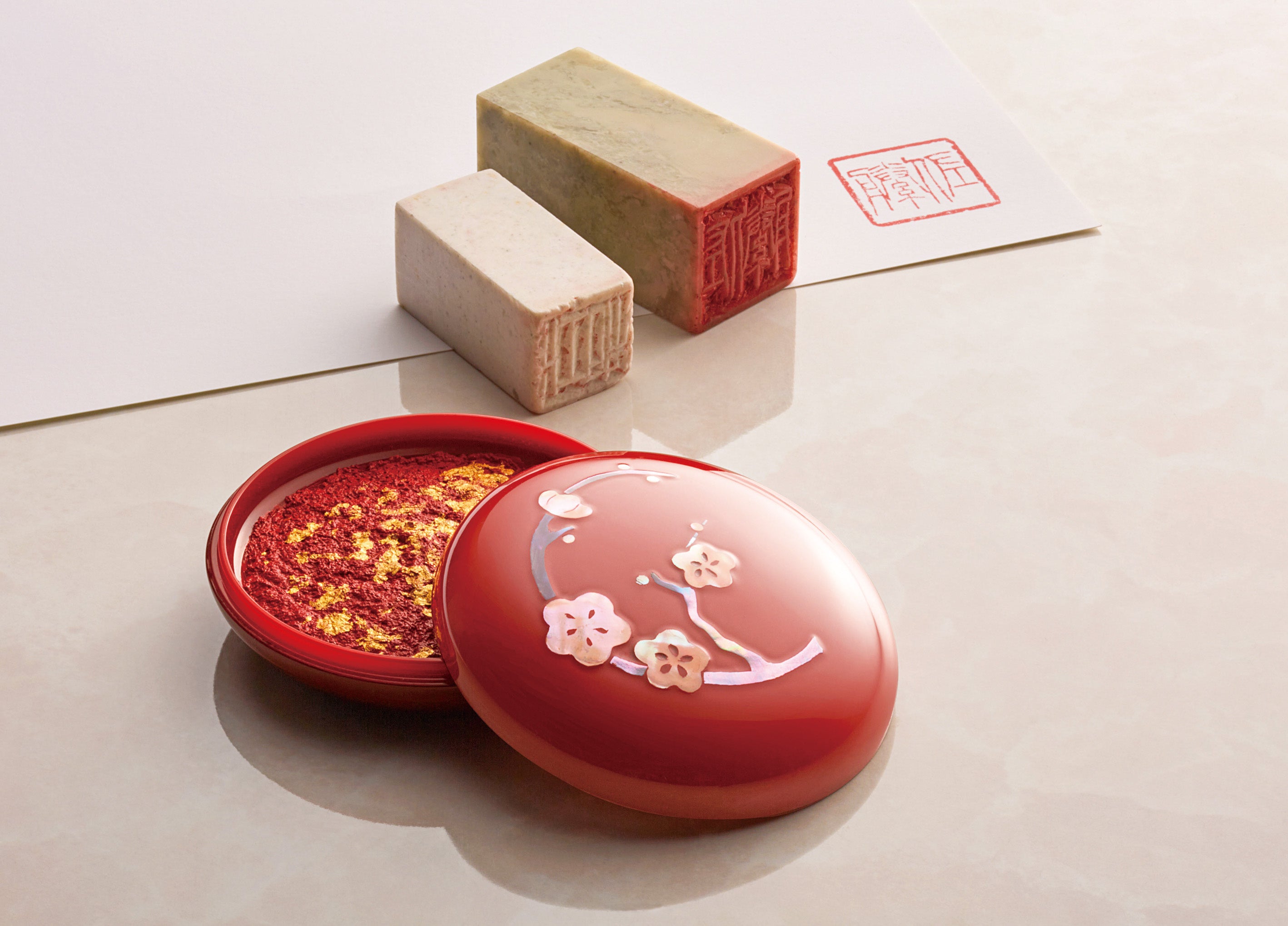 伝統的工芸品の「高岡漆器」を容器に使用した品格のある極上練朱肉