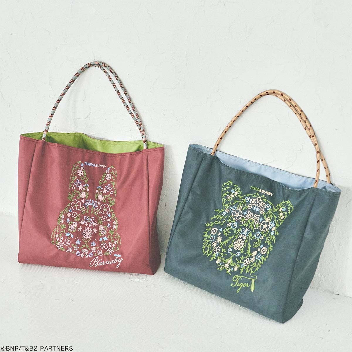 TIGER & BUNNY 2』をトレンド感抜群の“刺繍バッグ”で表現。さりげない