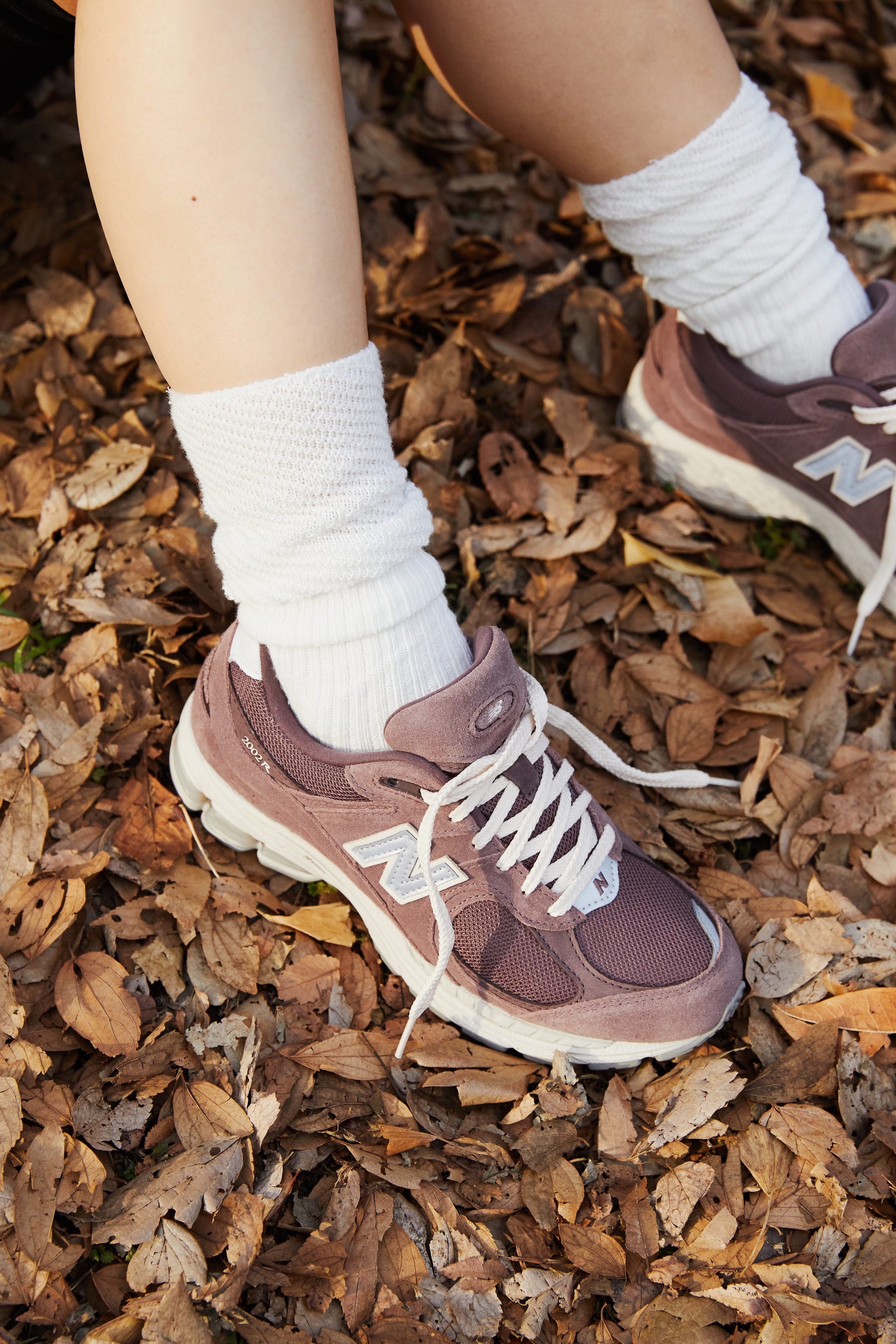 New Balance 2002Rより黒イチジクのカラーと淡いネイビーでトーナルに