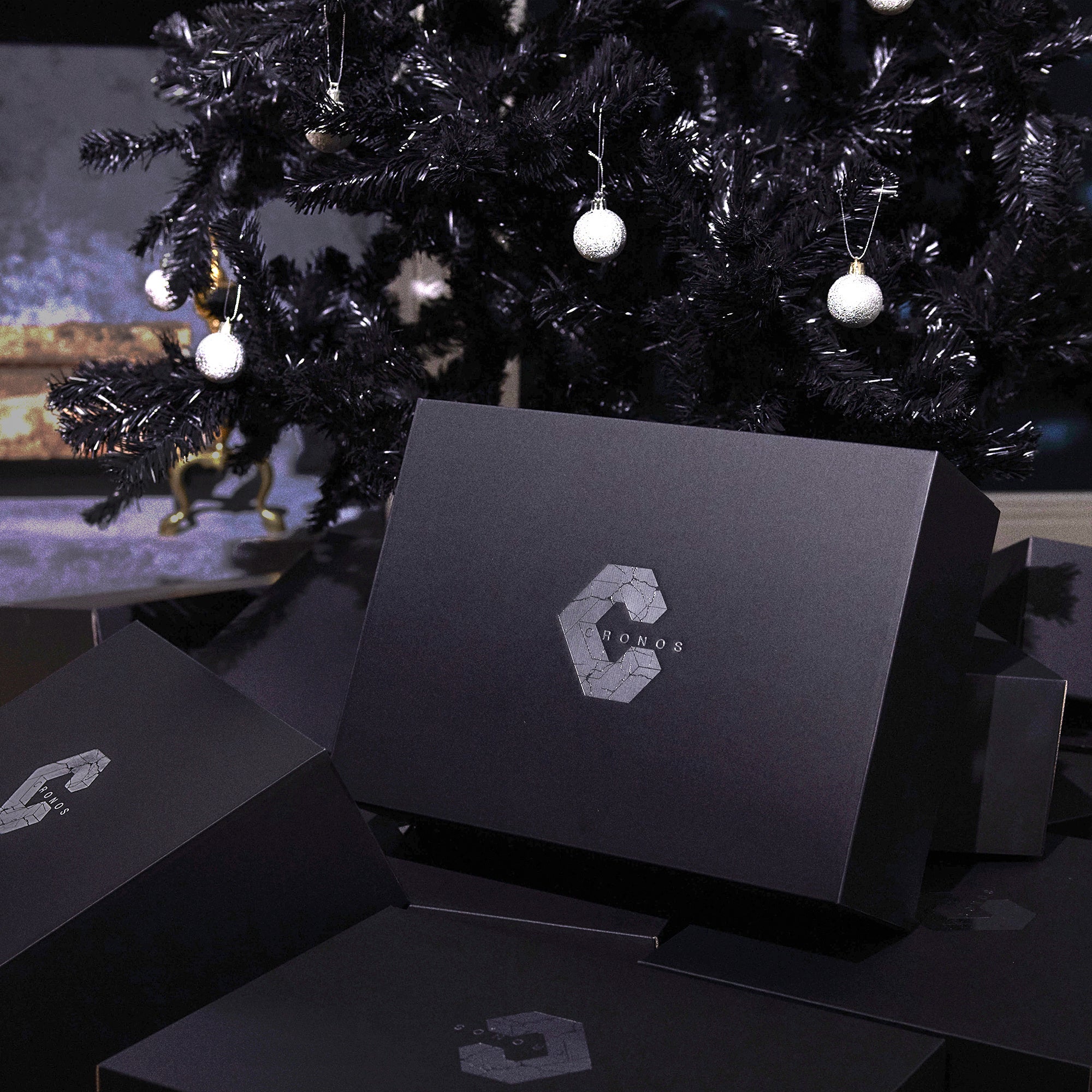 CRONOS」が、ホリデーシーズンの限定アイテム「CRONOS SPECIAL BOX