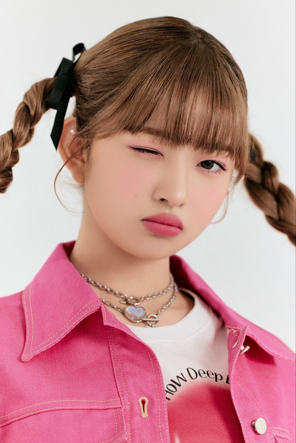 韓国アイドルグループ「IVE」のレイが、韓国発のスイートなコスメ