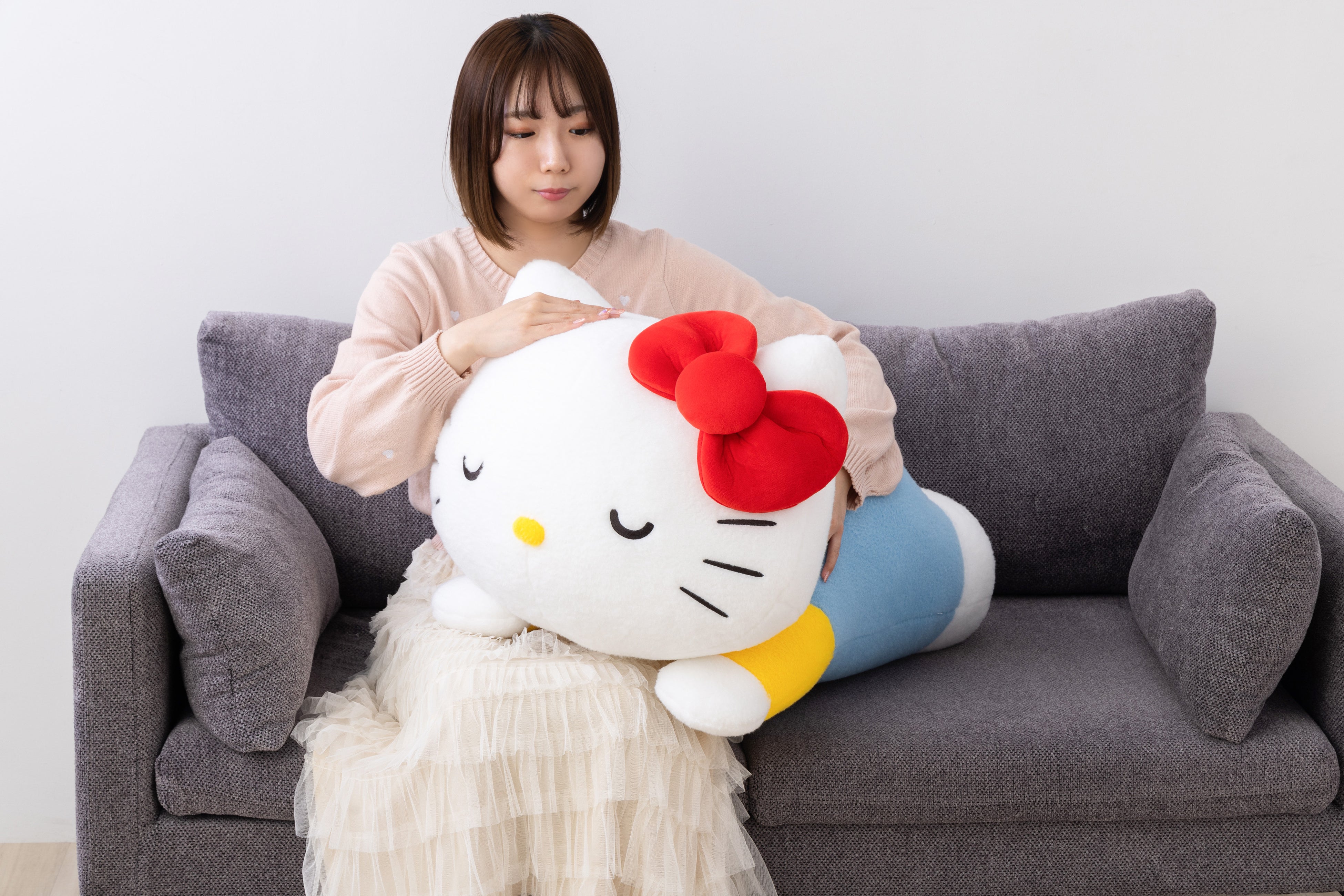 すやすやおやすみ中のキティちゃんが特大サイズのぬいぐるみに