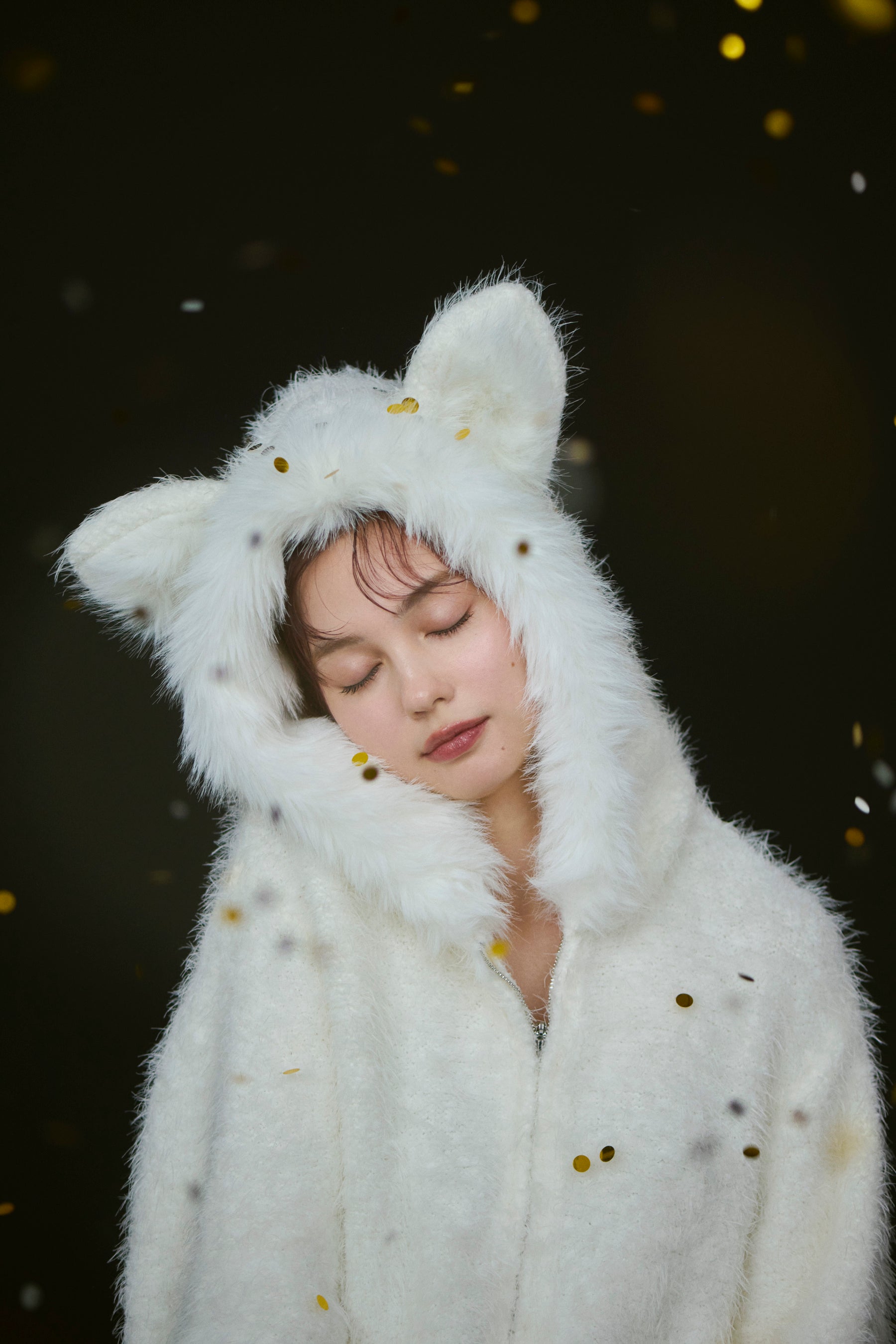 スナイデル ホーム〉村上愛花が着こなす、「CAT」をモチーフにした