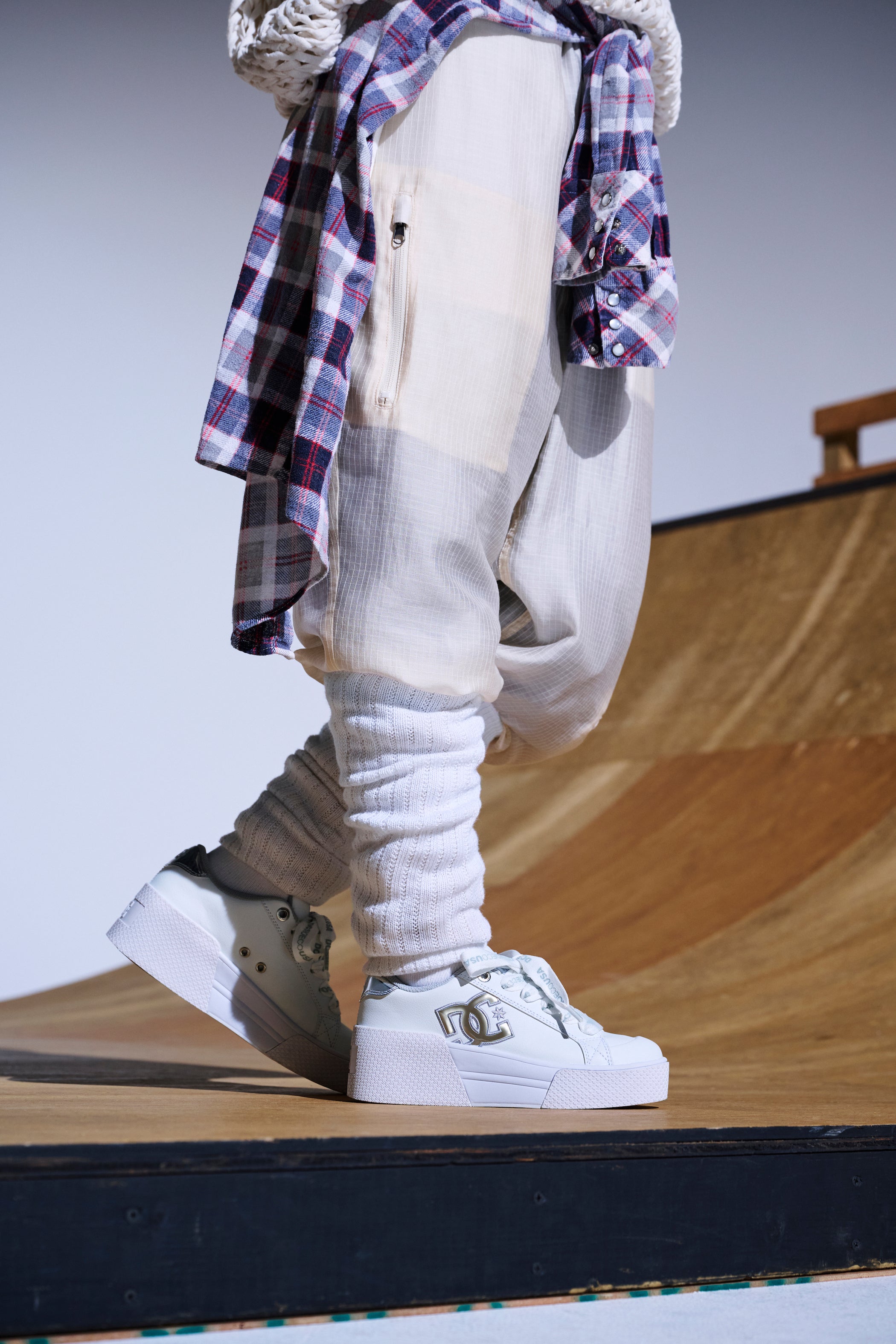DC Shoes」から、エレガントなリボン風シューレースと高さ約6cmの
