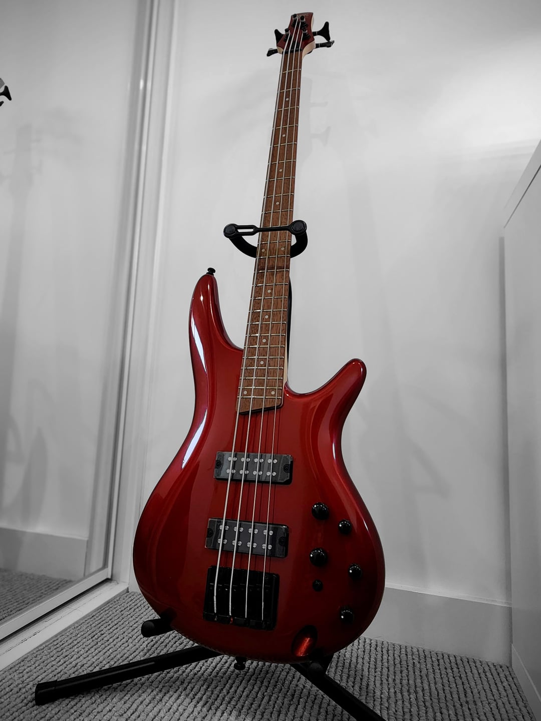 初めてのベース - キャンディアップルレッドのIbanez SR300EB 😍 : r