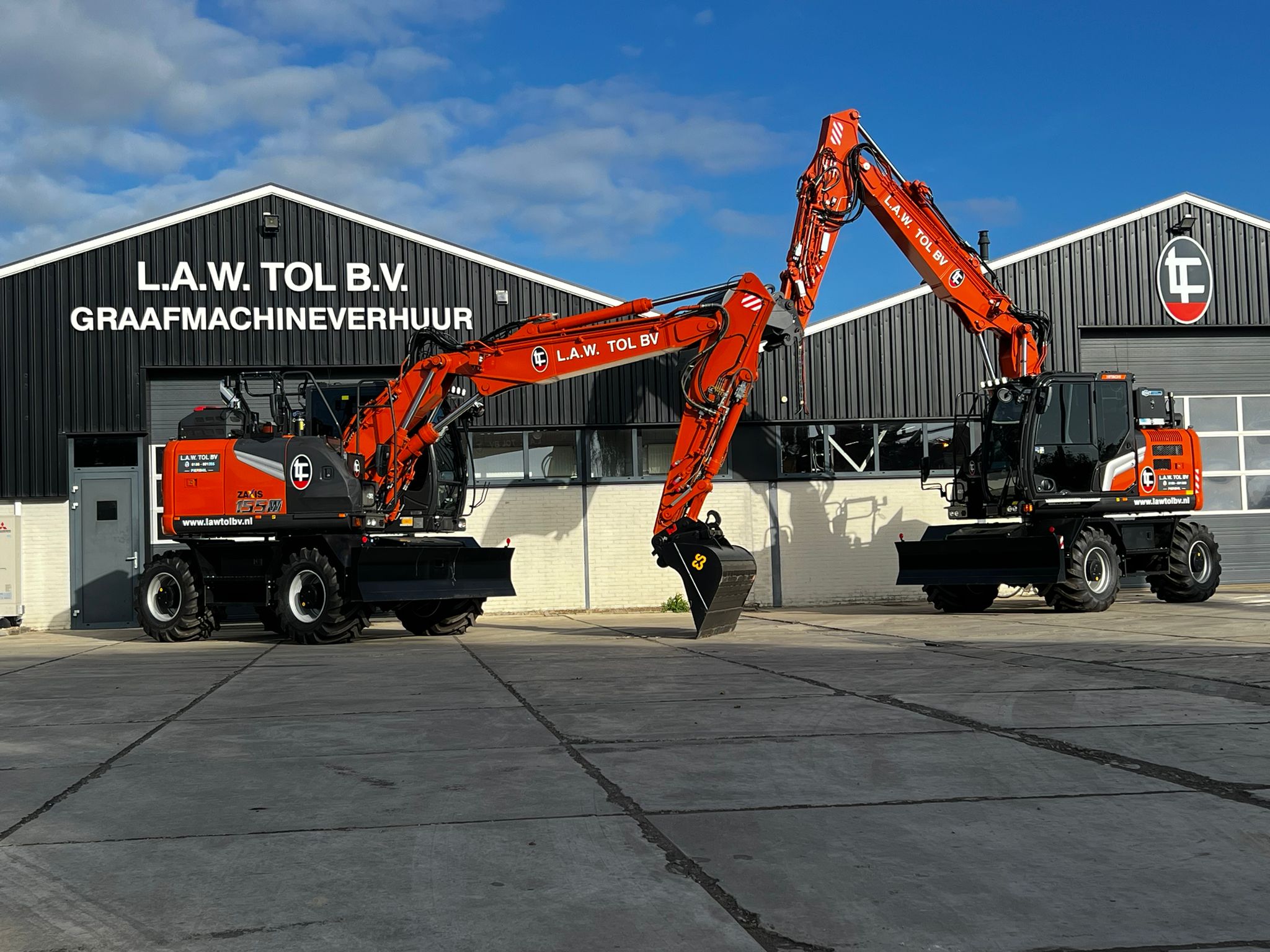 Twee nieuwe Hitachi ZX155W-7 mobiele graafmachines | L.A.W. Tol B.V.