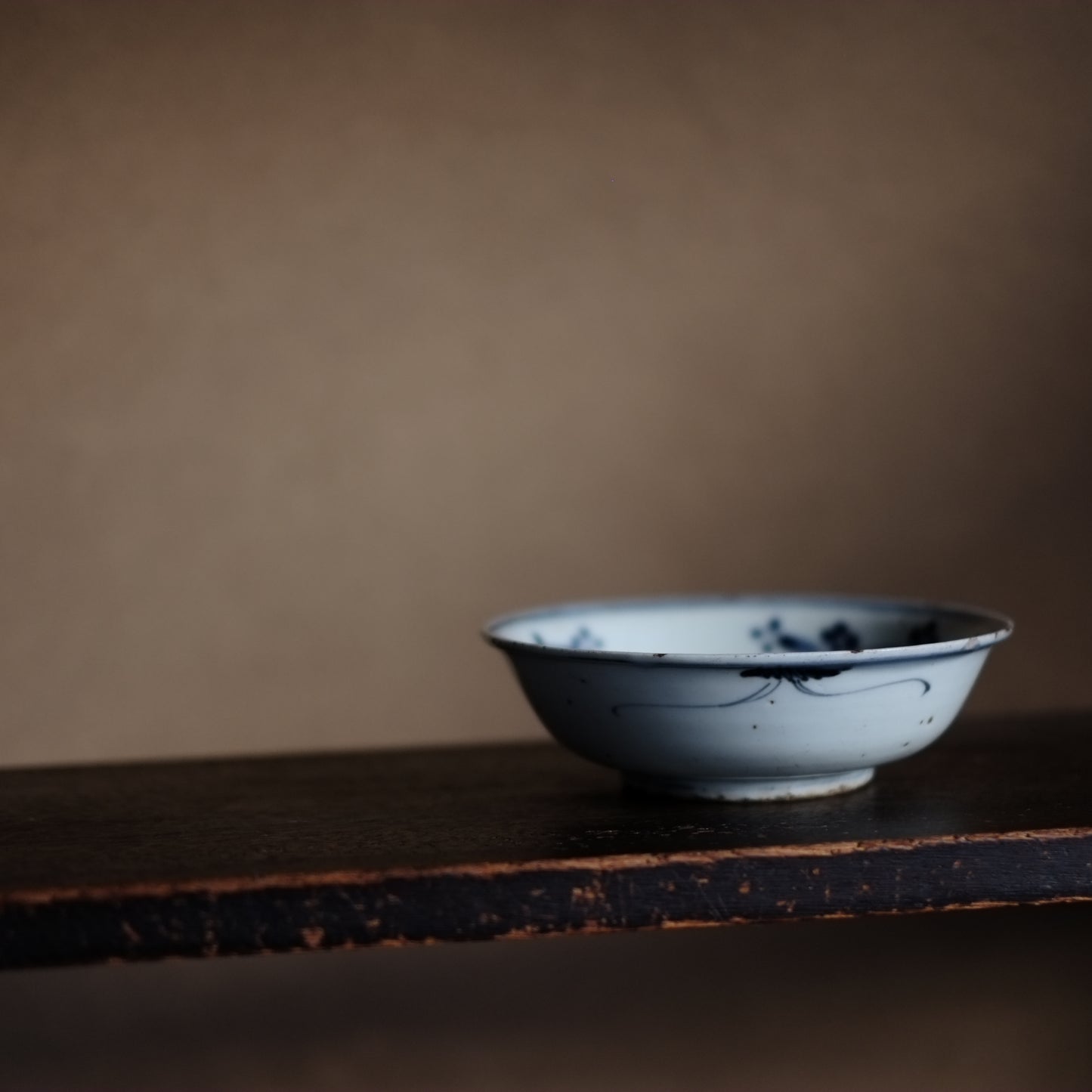 古染付 蓮子文 五寸 青花深皿(明末清初) – 逢季荘