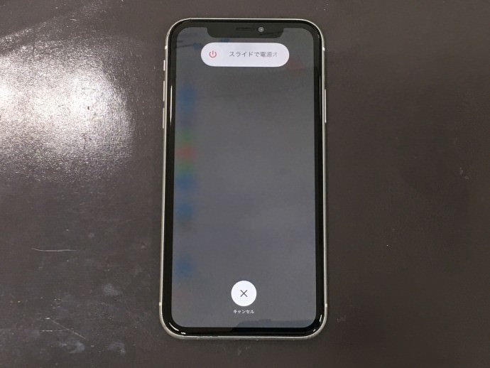 画面割れ、液漏れ、表示不良のiPhoneXRも、即日きれいになりました
