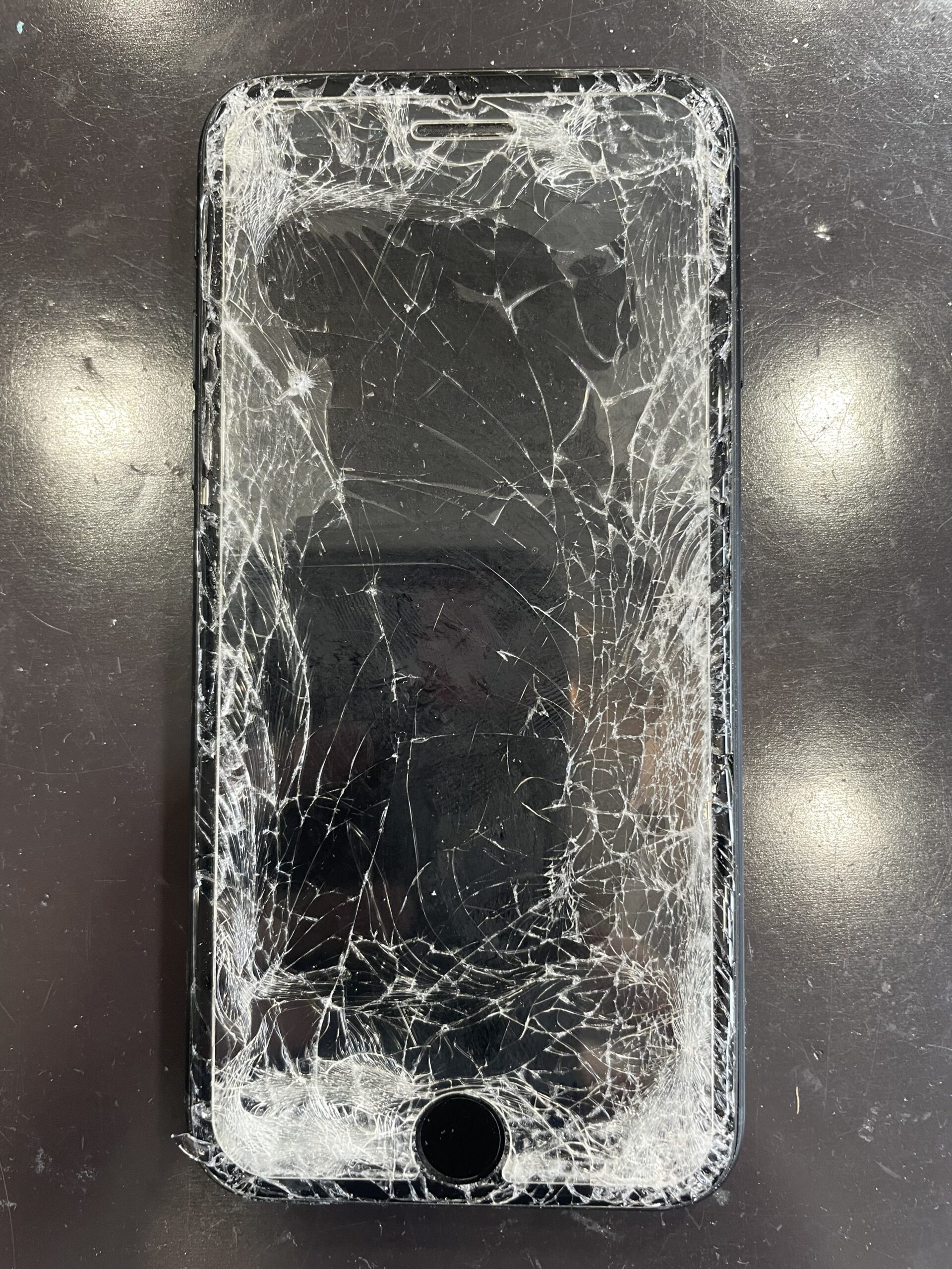 車に轢かれたiPhone SE（第3世代）の画面修理！どんなにバキバキだ