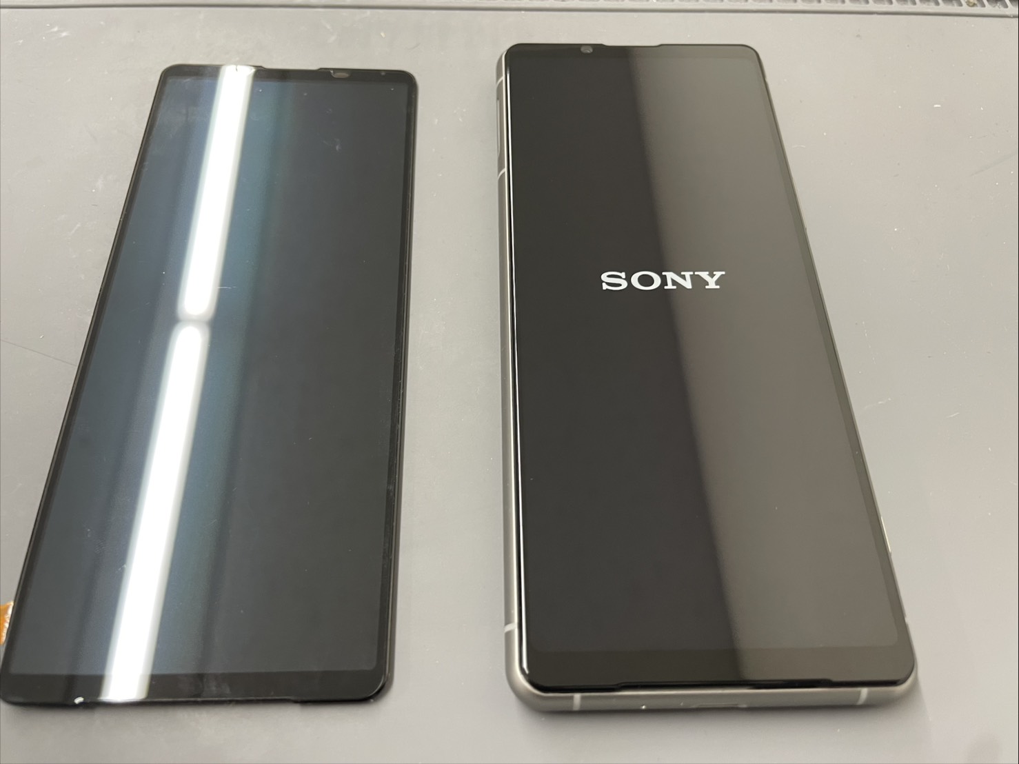 XPERIA 5Ⅲ画面に縦線が入る症状の修理【スマホ修理川越】 | iPhone