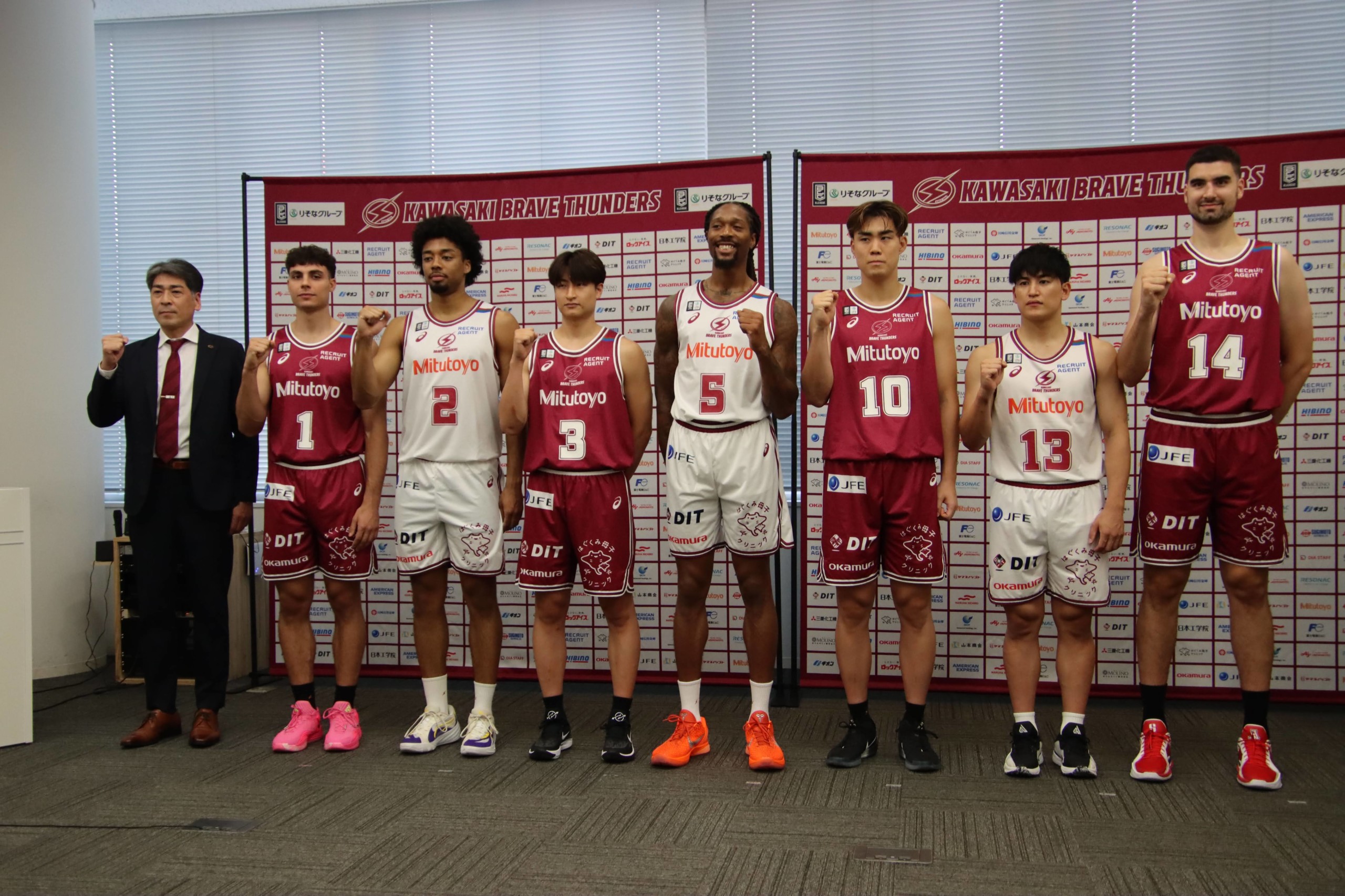 川崎ブレイブサンダース 伝統表す新ユニフォームを身に新加入選手が