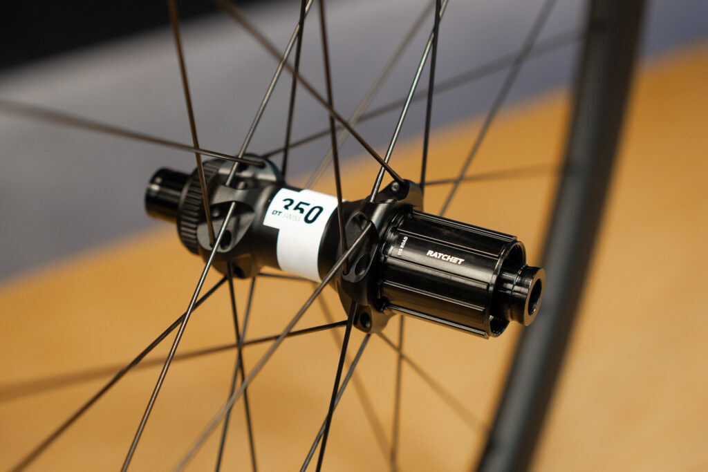 軽さと快適さアップ！Roval Terra CLカーボンホイールでRoubaix SL8