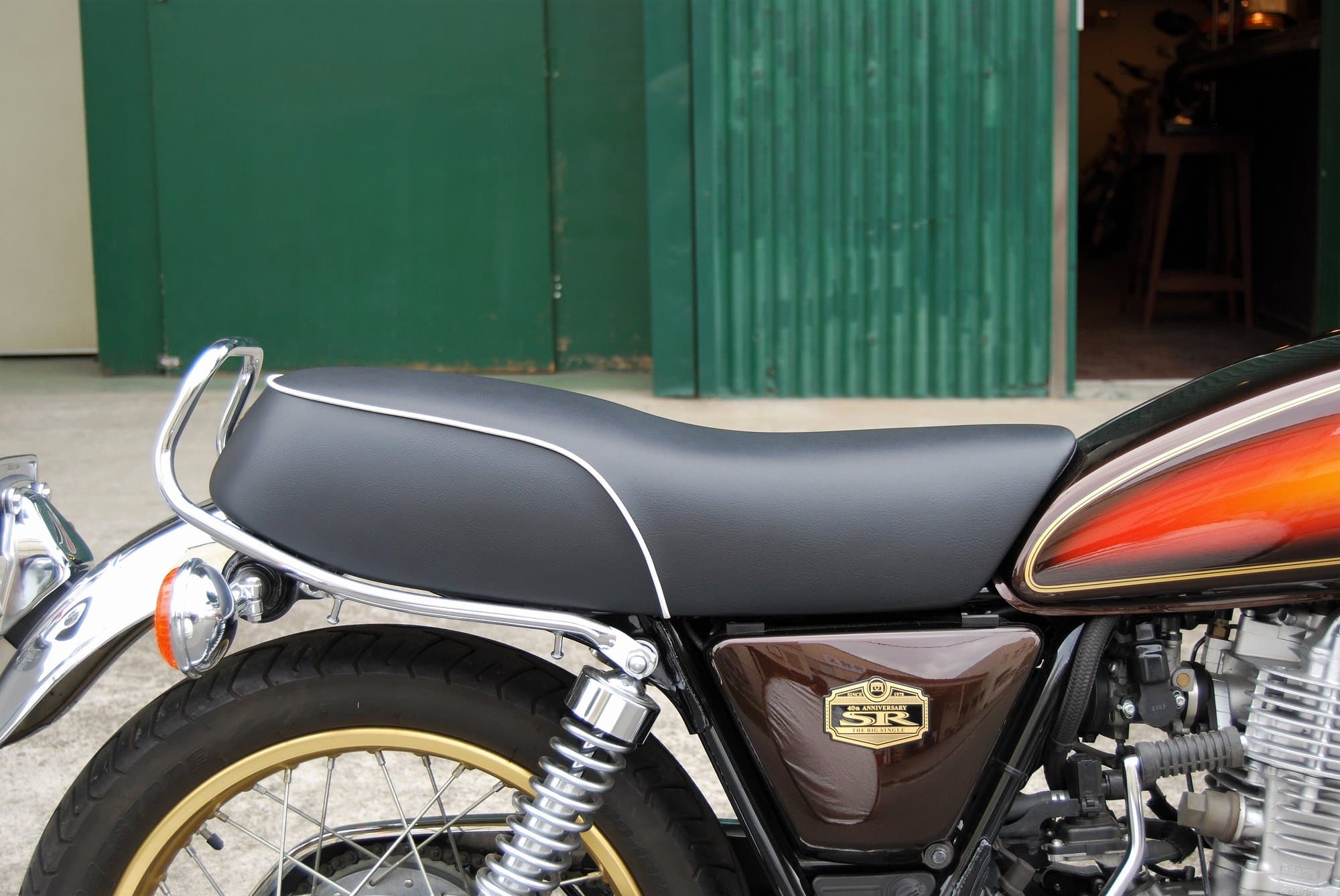 フラットテール ダブルシート Bパイピング SR400｜K＆H