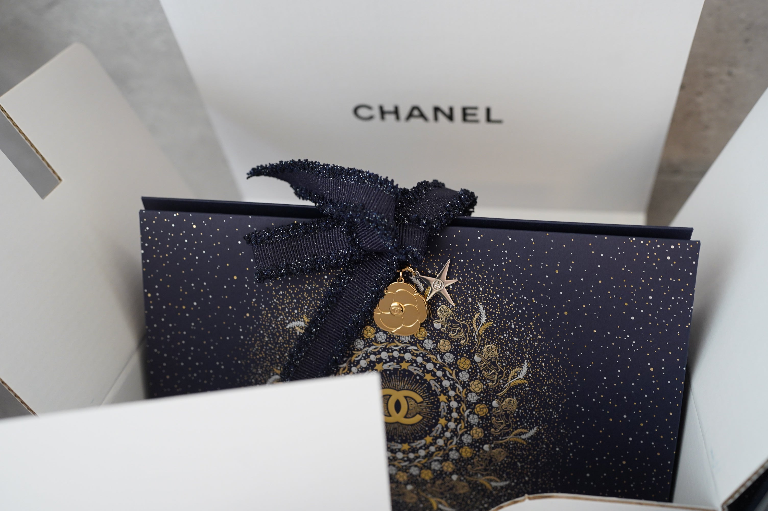 シャネル ホリデー2025CHANEL ギフトラッピングカメリア チャーム