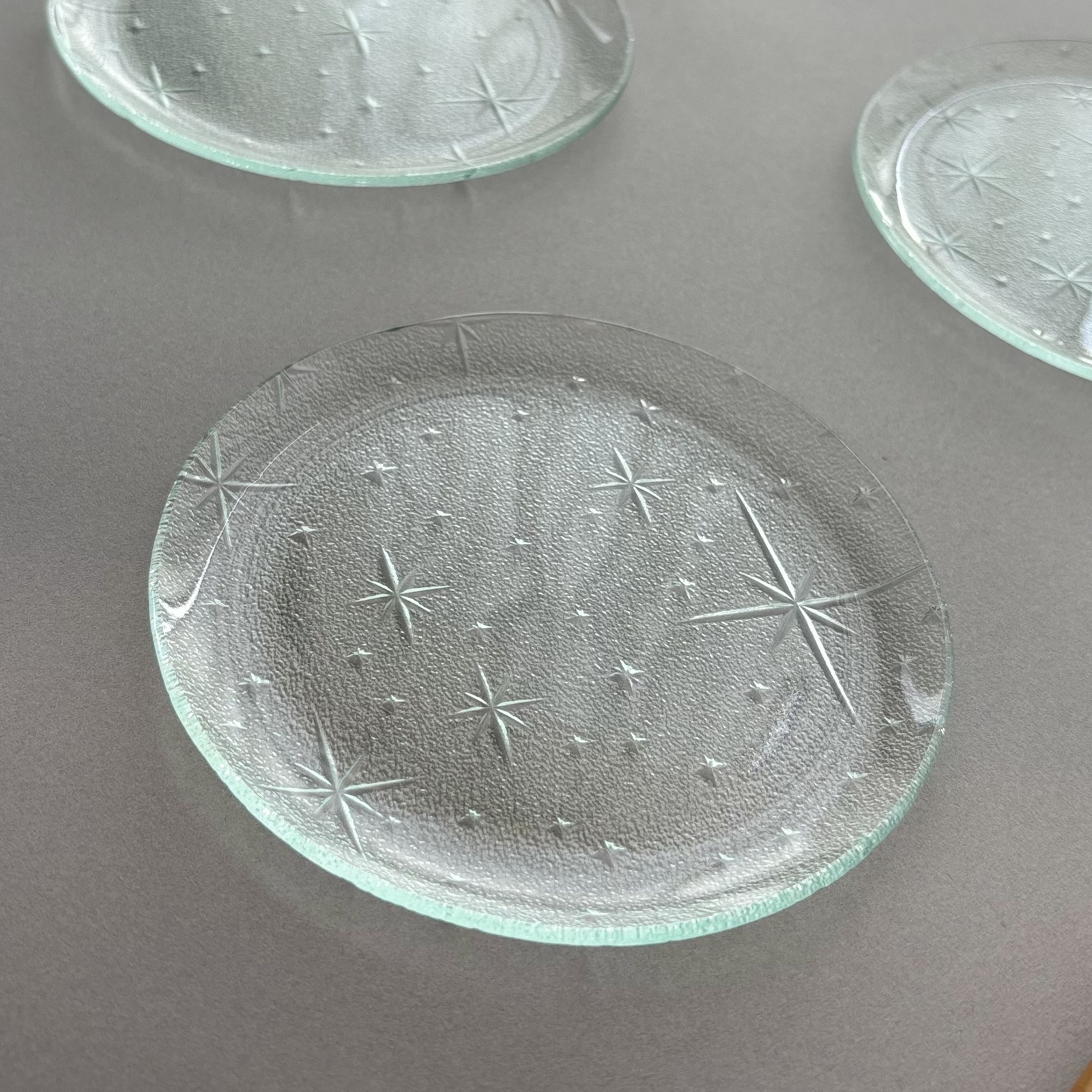 昭和型板ガラスのレトロな丸いお皿 星 - Glass Atelier h＋ | minne